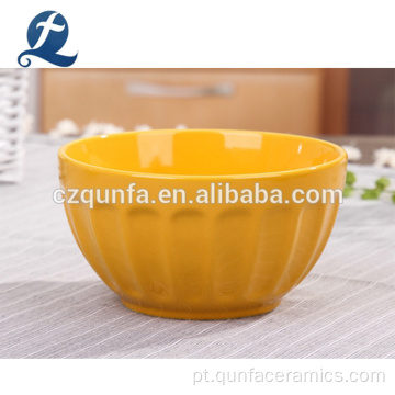 Tigela de arroz cerâmica de louça com textura colorida para uso doméstico